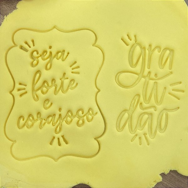 Kit 2 Cortadores Placa Gratidão Seja Forte Corajoso
