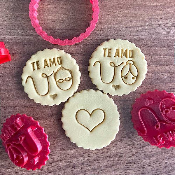Kit 3 Cortadores Te Amo Casal Vovô Vovó Coração Fofo