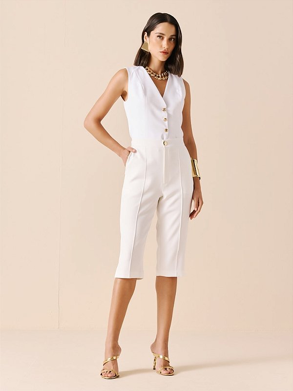 CALÇA CORSÁRIO COM BOTÃO BRASÃO