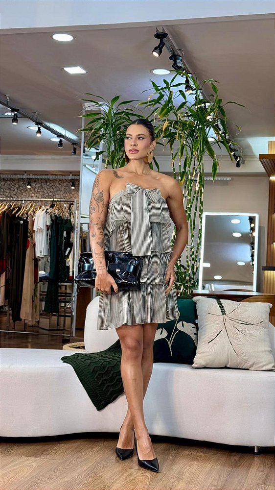 VESTIDO LISTRADO CURTO SEM ALÇA LAÇO E BABADOS