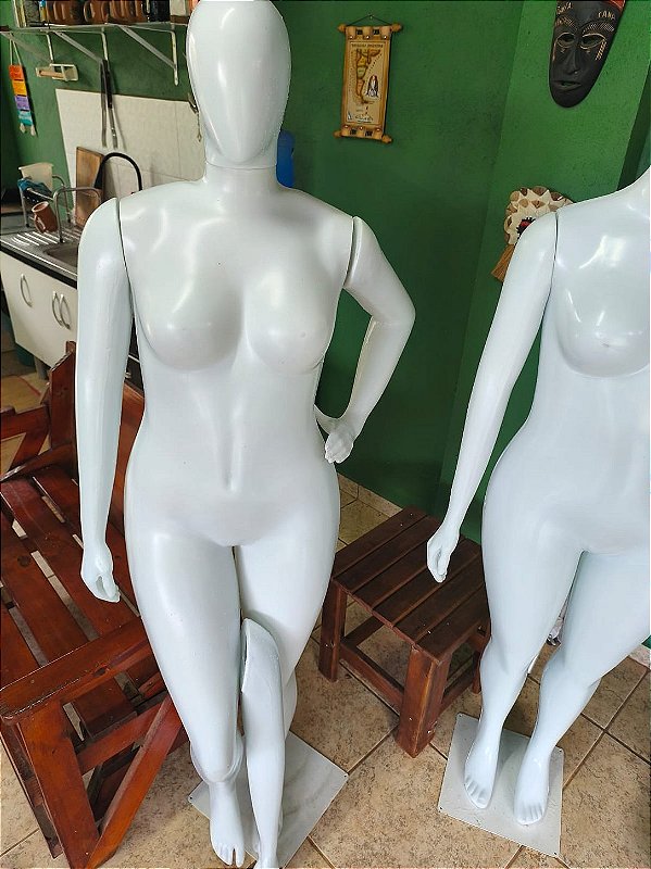 MANEQUIM PLUS SIZE FEMININO TAMANHO GG-46 EM PLÁSTICO BRANCO POSES COM BASE