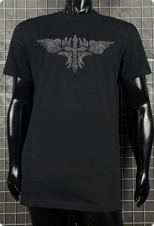 Camiseta masculina premium preta cruz c/ asas prateada