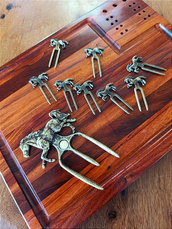 Tábua de Corte Marchetada em Madeira Jatobá 40x30 cm com Tridente Cavalo Ouro Velho e 8 Garfinhos Ouro Velho