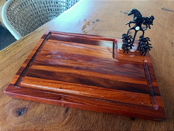 Tábua de Corte Marchetada em Madeira Jatobá 40x30 cm com Tridente Cavalo Preto e 8 Garfinhos Pretos