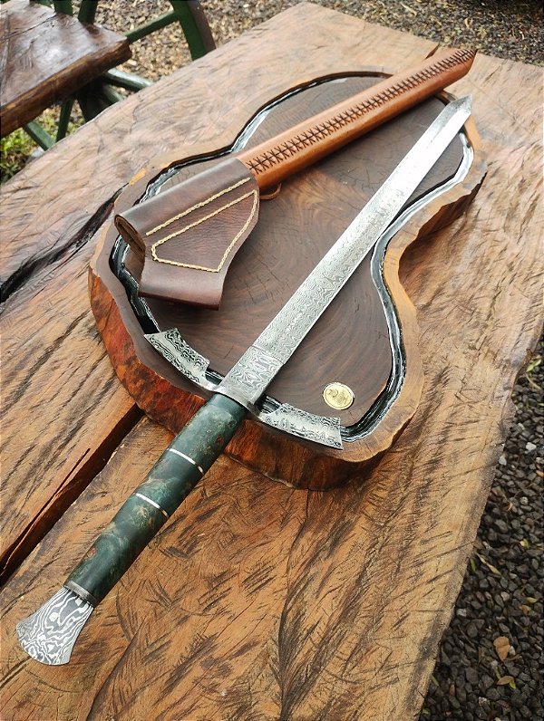 Espada Templária integral 27” Forjada em aço Damasco padrão ladder, com cabo em madeira estabilizada.