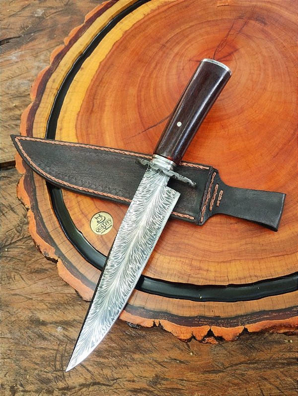 Faca Bowie em damasco padrão pluma, cabo em Osso de Baleia estabilizado