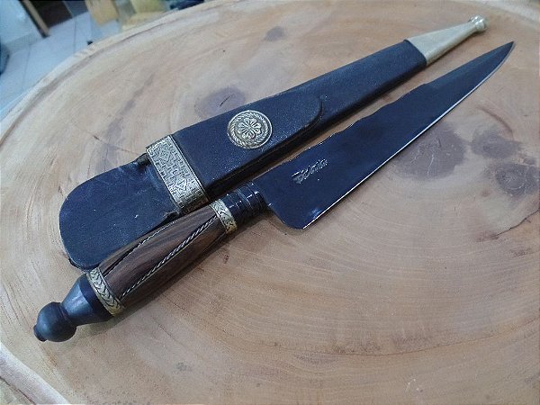 Faca Gaúcha Integral 8” Forjada em aço carbono 5160 cabo nordestino retovado, madeira de guajuvira, fosfatizada.