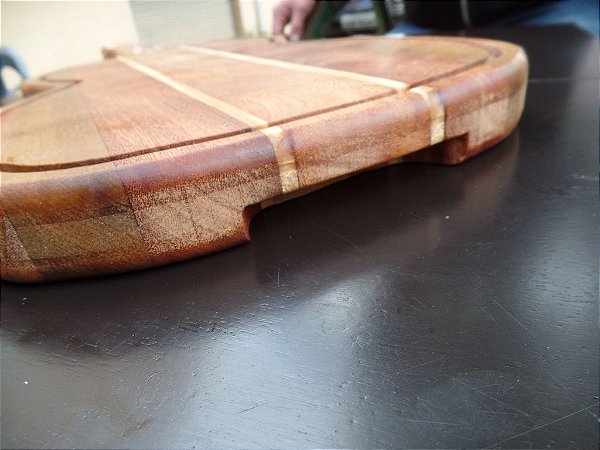 Tábua de Corte em "End Grain" feitas com madeiras  nobres, formato de violão .