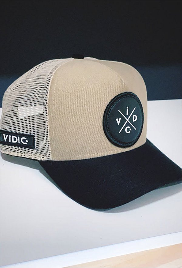 Boné Trucker Brasão Preto e Bege Vidic