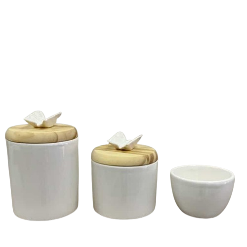 KIT HIGIENE BRANCO COM TAMPA DE MADEIRA E BORBOLETA-EN