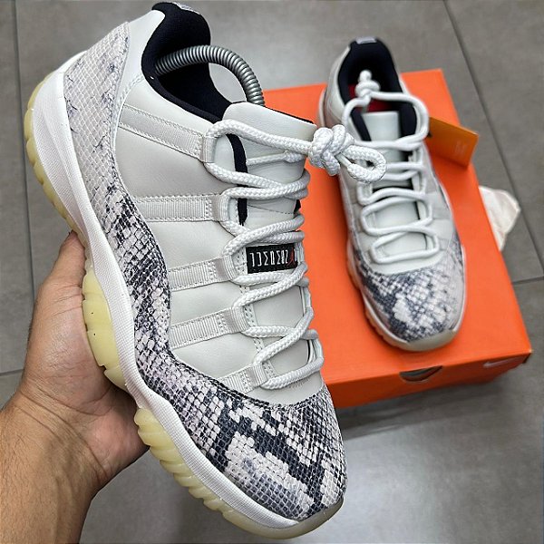 TÊNIS NIKE AIR JORDAN 11 LOW RETRO SNAKESKIN (COMPLETO)