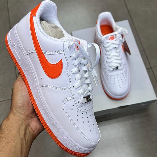 TÊNIS NIKE AIR FORCE 1 LOW WHITE "SAFETY ORANGE" (COMPLETO)