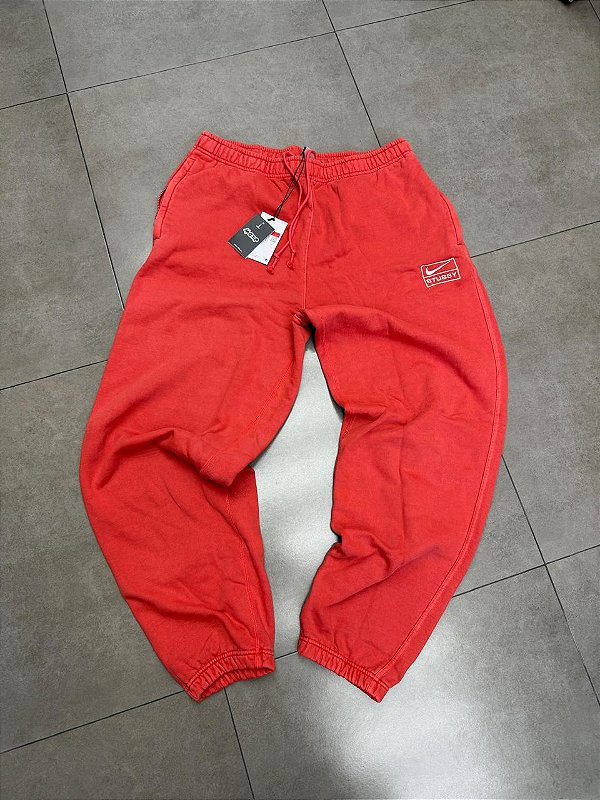 STUSSY X NIKE CALÇA FLEECE HABANERO RED WHITE
