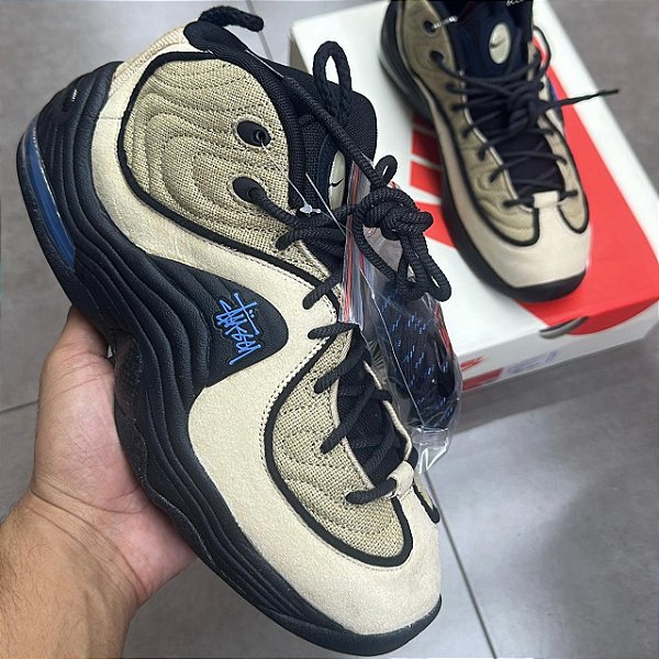 TÊNIS STUSSY X NIKE AIR PENNY 2 RATTAN LIMESTONE (COMPLETO)