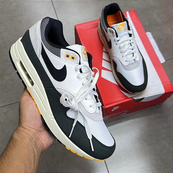 TÊNIS AIR MAX 1 ATHLETIC DEPARTMENT "LIGHT BONE UNIVERSITY GOLD'' (COMPLETO)