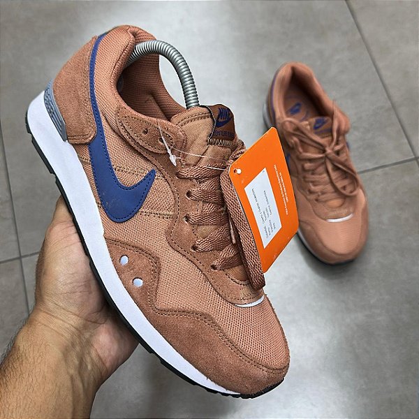 TÊNIS NIKE VENTURE RUNNER LIGHT SOLAR FLARE HEATHER (SEM CAIXA)