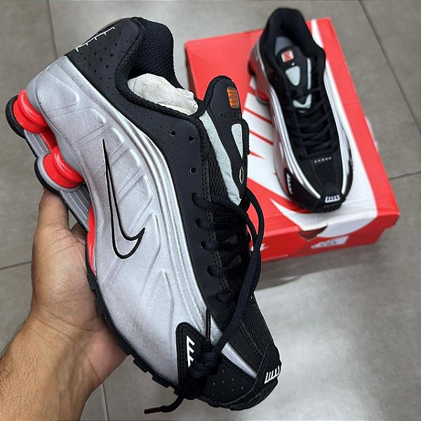 TÊNIS NIKE SHOX R4 BLACK METALLIC SILVER (COMPLETO)