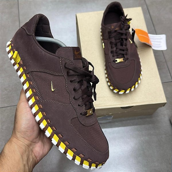 TÊNIS JACQUEMUS X NIKE J FORCE 1 EARTH (COMPLETO)
