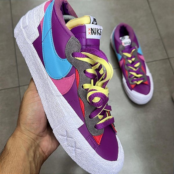 TÊNIS SACAI X KAWS NIKE BLAZER LOW PURPLE DUSK (SEM CAIXA)