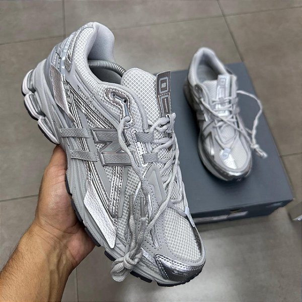 TÊNIS NEW BALANCE 1906A CONCRETE SILVER METALLIC (COMPLETO)