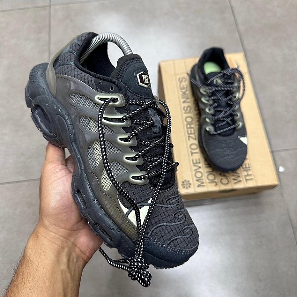 TÊNIS NIKE AIR MAX TERRASCAPE PLUS BLACK BARELY VOLT (COMPLETO)