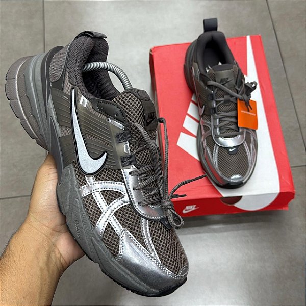 TÊNIS NIKE V2K RUN CAVE STONE METALLIC SILVER (COMPLETO)