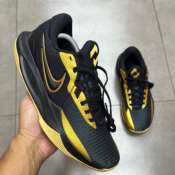 TÊNIS NIKE PRECISION 6 BLACK METALLIC GOLD (SEM CAIXA)