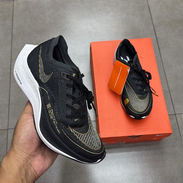 TÊNIS NIKE ZOOMX VAPORFLY NEXT% 2 BLACK METALLIC GOLD COIN (COMPLETO)