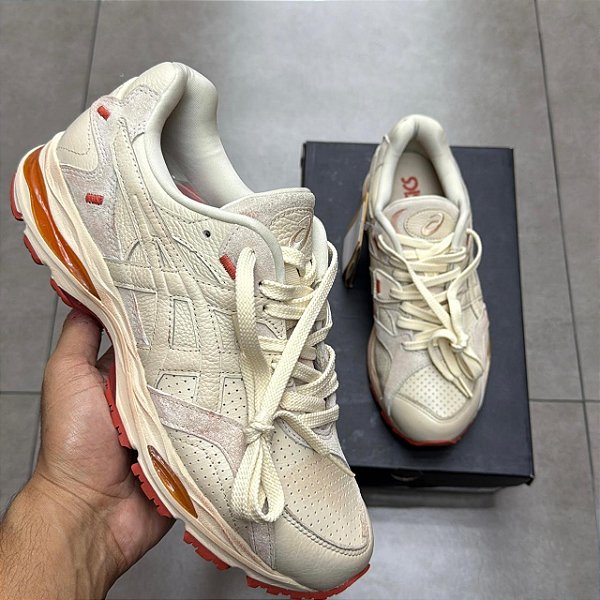 TÊNIS DENIM TEARS X ASICS GEL-MC PLUS RED CLAY CREAM (COMPLETO)