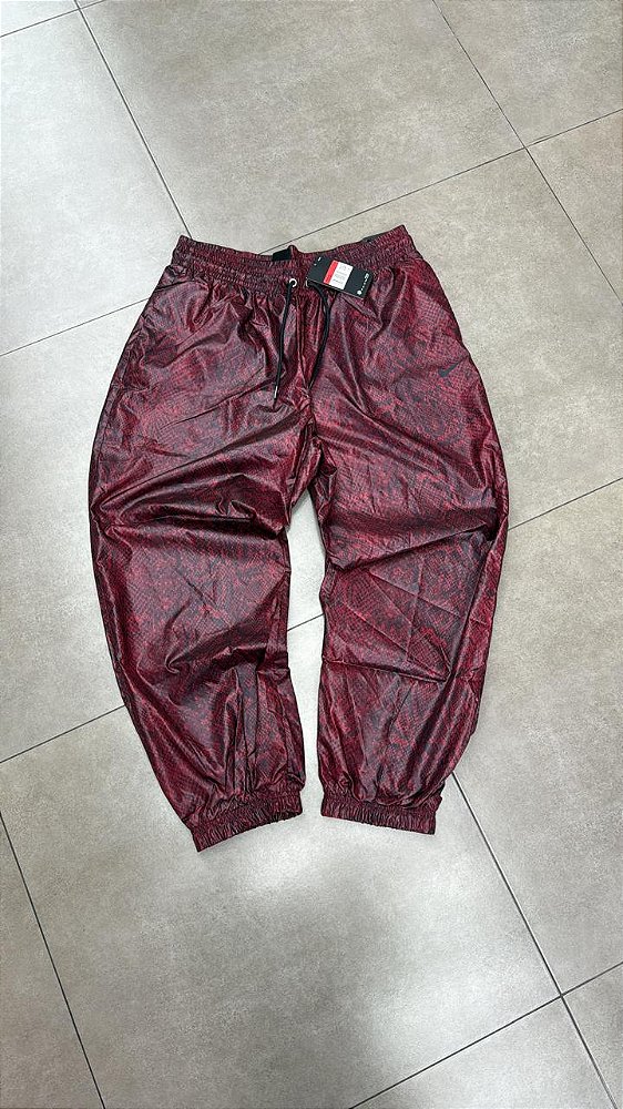 CALÇA NIKE SPORTSWEAR WOVEN PYTHON SNAKE RED