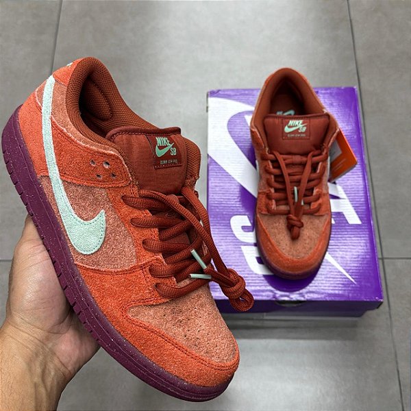 TÊNIS NIKE SB DUNK LOW PRO MYSTIC RED AND ROSEWOOD (COMPLETO)