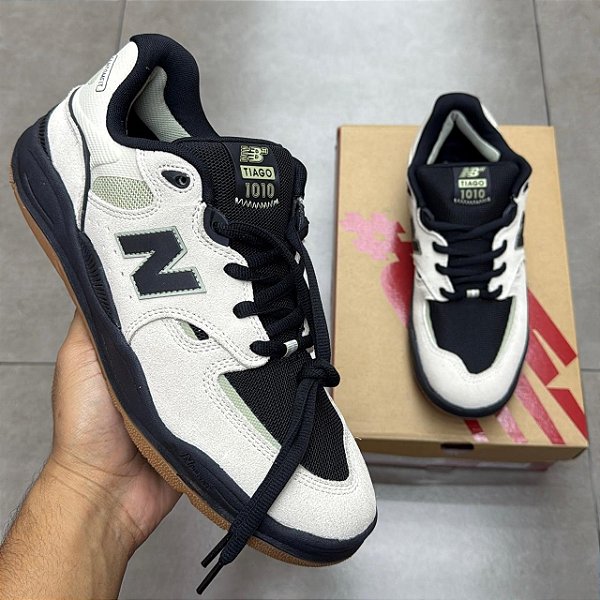 TÊNIS TIAGO LEMOS X NEW BALANCE NUMERIC 1010 BEIGE (COMPLETO)