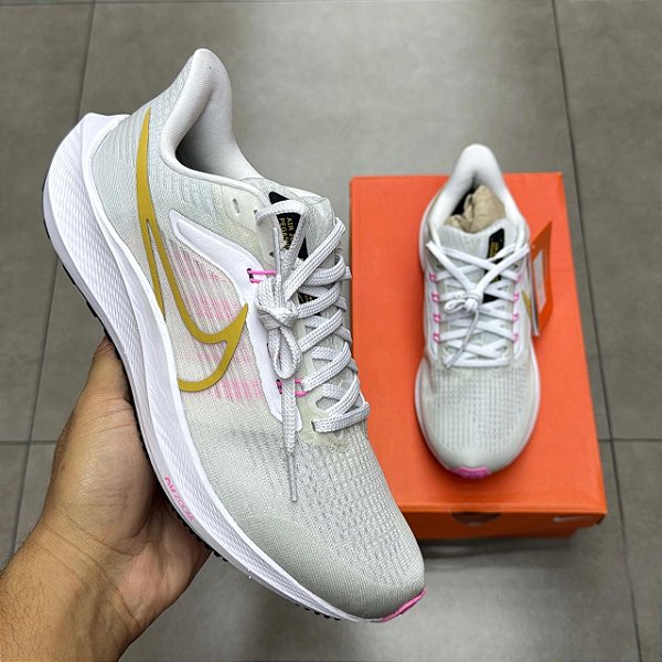 TÊNIS NIKE PEGASUS 39 WHITE PURE PLATINUMPINK SPELL WHEAT GOLD (COMPLETO)