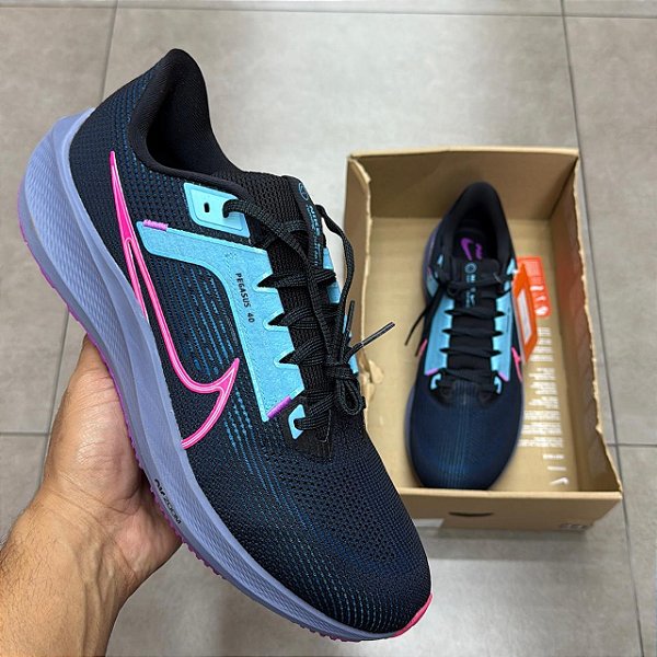 TÊNIS NIKE PEGASUS 40 SE BLACK HYPER PINK (CAIXA DANIFICADA)