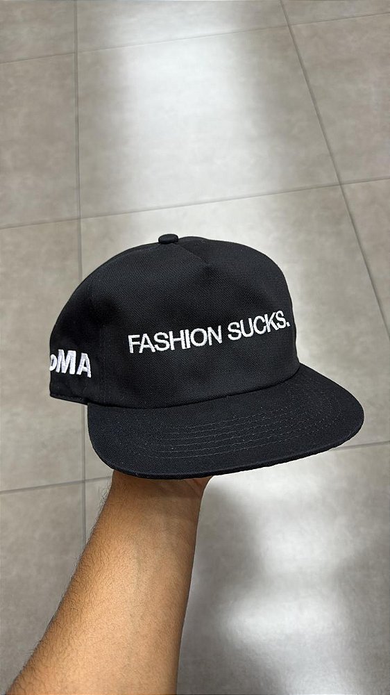 BONÉ OMA STUDIOS FASHION SUCKS BLACK WHITE