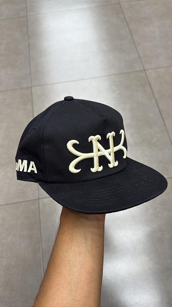 BONÉ OMA STUDIOS QUEENS BLACK CREAM