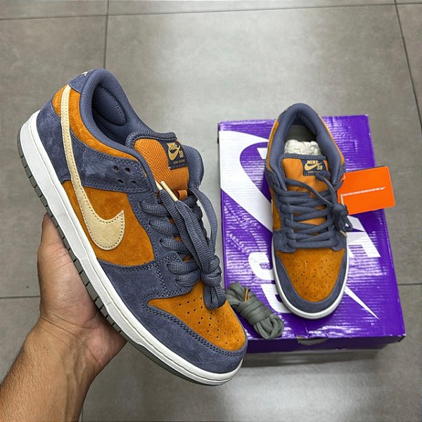 TÊNIS NIKE SB DUNK LOW LIGHT CARBON MONARCH (COMPLETO)