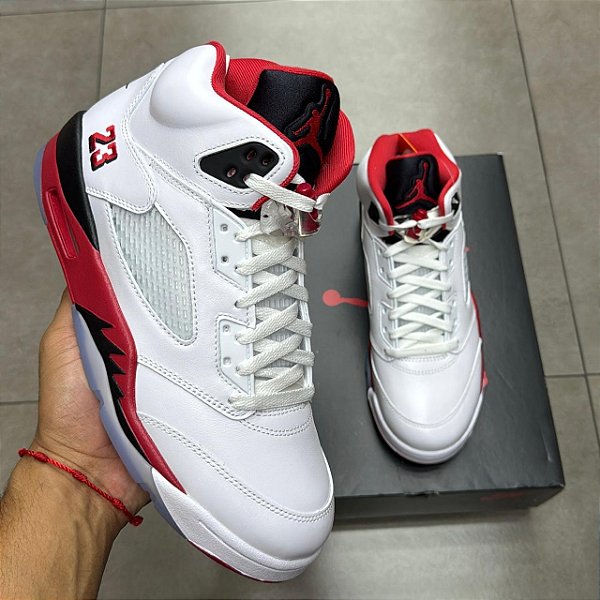 TÊNIS AIR JORDAN 5 RETRO FIRE RED BLACK TONGUE 2025 (COMPLETO)