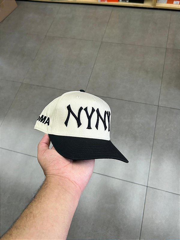 BONÉ OMA STUDIOS NY NY CURVED BRIM CREAM