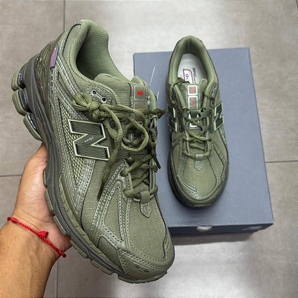 TÊNIS NEW BALANCE 1906R PRIMALOFT DARK OLIVINE SILVER METALLIC (COMPLETO)