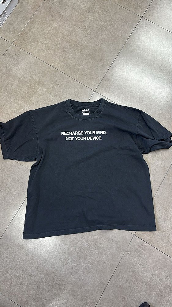 CAMISETA OMA STUDIOS RECHARGE BLACK WHITE