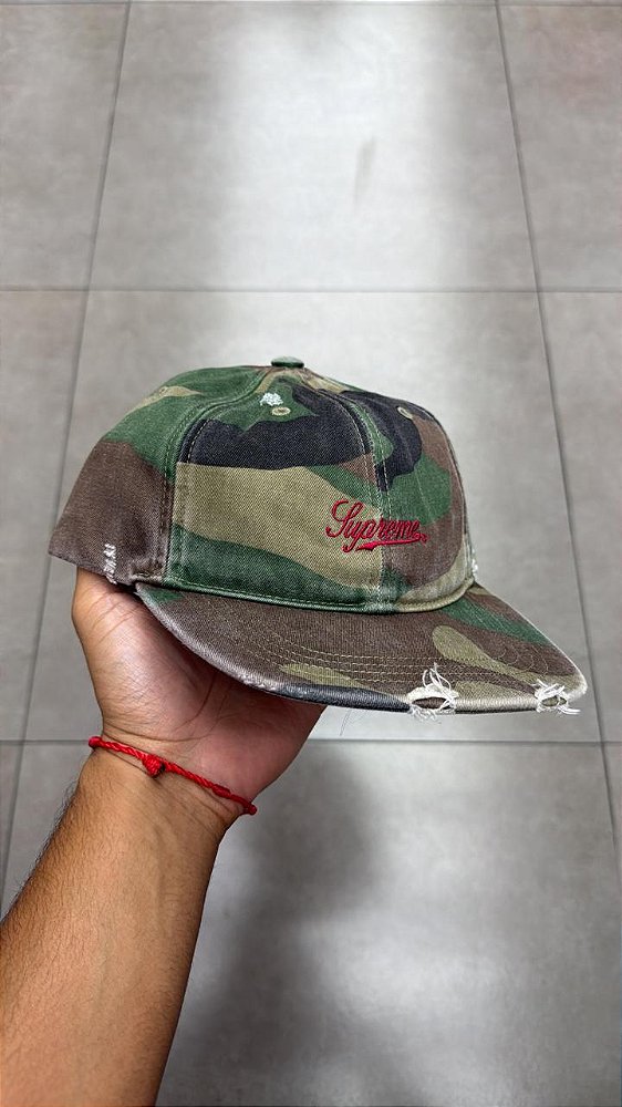 BONÉ SUPREME DISTRESSED SCRIPT 6-PANEL WOODLAND CAMO FW25-W3