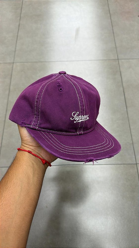 BONÉ SUPREME DISTRESSED SCRIPT 6-PANEL DARK PURPLE FW25-W3