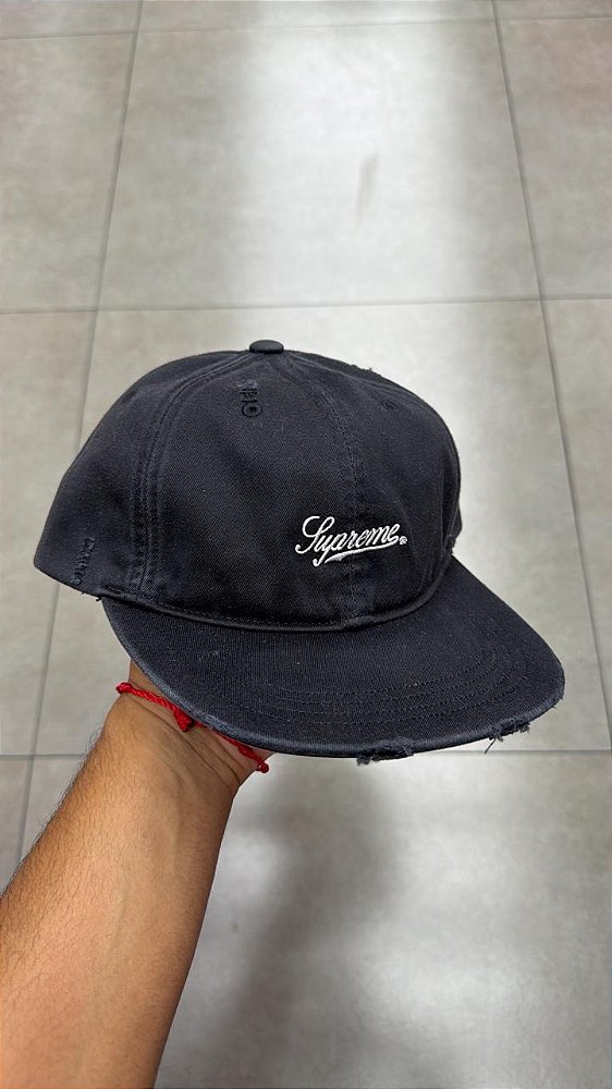 BONÉ SUPREME DISTRESSED SCRIPT 6-PANEL BLACK FW25-W3