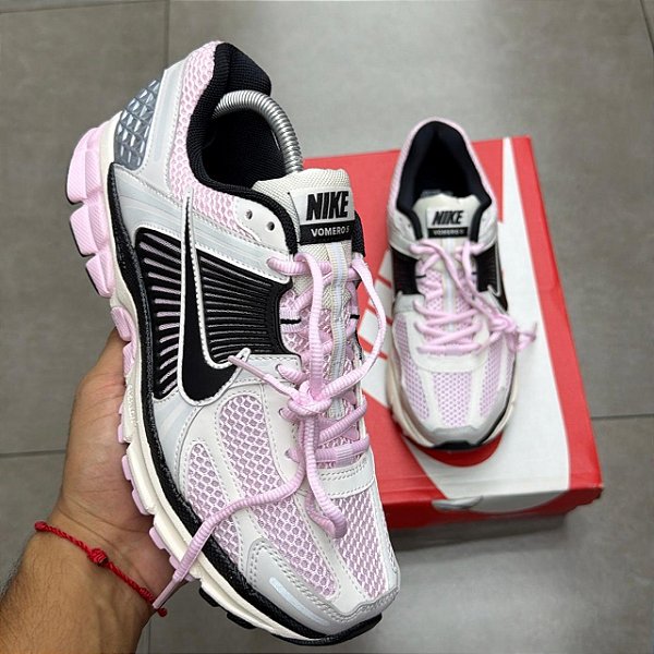 TÊNIS NIKE ZOOM VOMERO 5 PINK FOAM PHANTOM METALLIC PLATINUM BLACK (COMPLETO)
