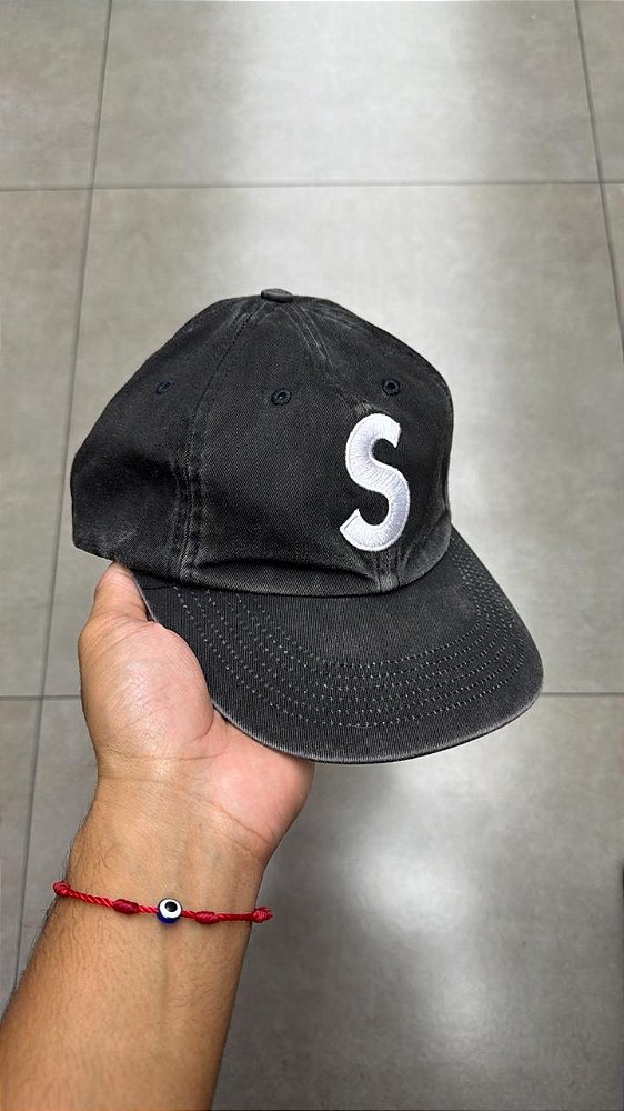 BONÉ SUPREME PIGMENT COATED S LOGO 6-PANEL BLACK SS26-W5