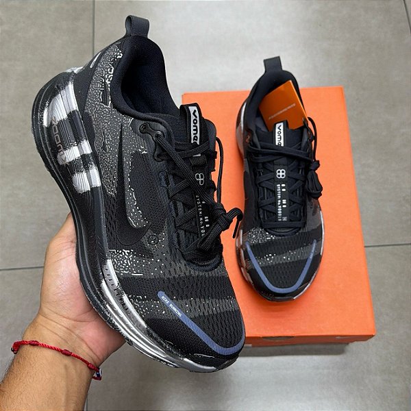 TÊNIS NIKE VOMERO 18 BLACK CAMO IRON GREY (COMPLETO)
