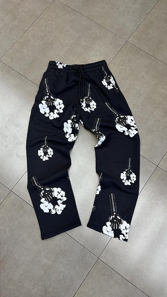 DENIM TEARS CALÇA HARDIES TEARS FIST WREATH OPEN HEM BLACK