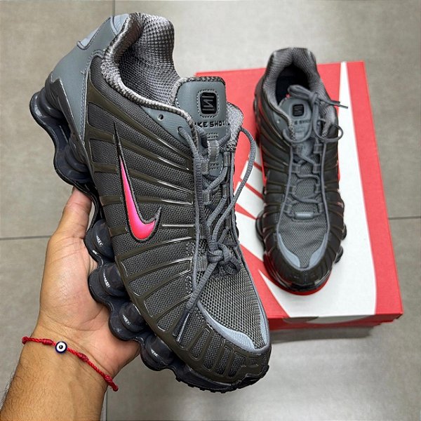 TÊNIS NIKE SHOX TL SE SMOKE GREY BRIGHT CRIMSON (COMPLETO)