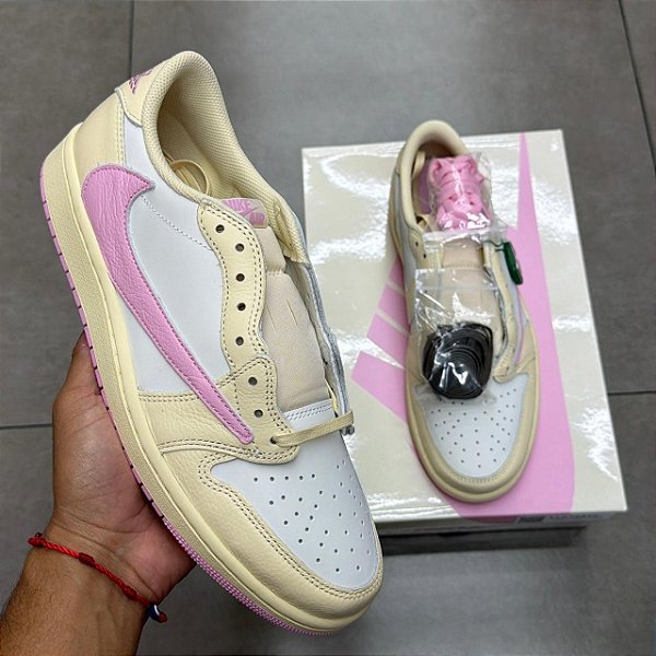 TÊNIS TRAVIS SCOTT X AIR JORDAN 1 LOW SAIL SHY PINK MUSLIN (COMPLETO)
